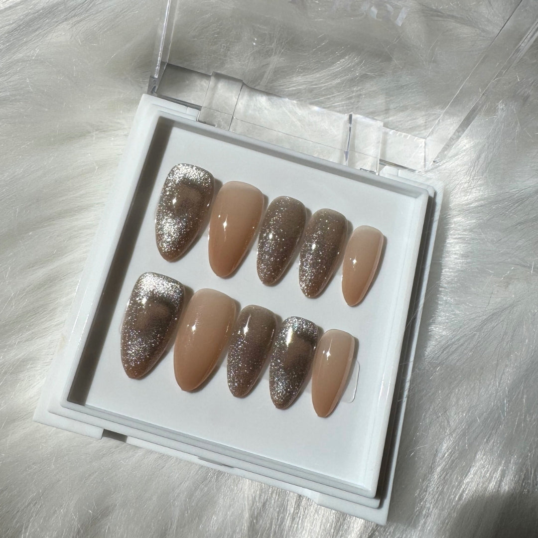 Cosmic Heartbeat - Glittery Cat-Eye Press-On Nails with Heart Design
Includes 30 piece press-on nails