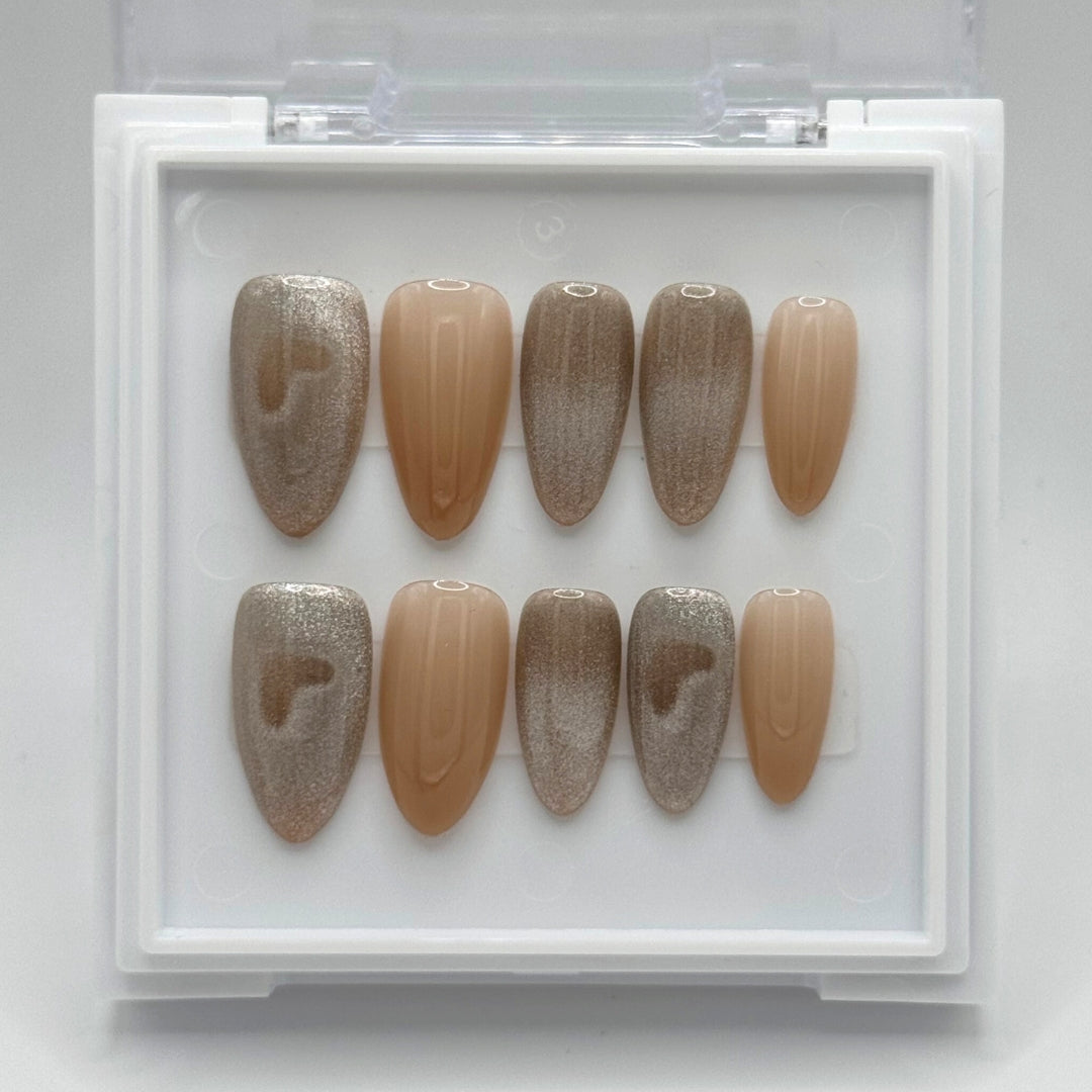 Cosmic Heartbeat - Glittery Cat-Eye Press-On Nails with Heart Design
Includes 30 piece press-on nails