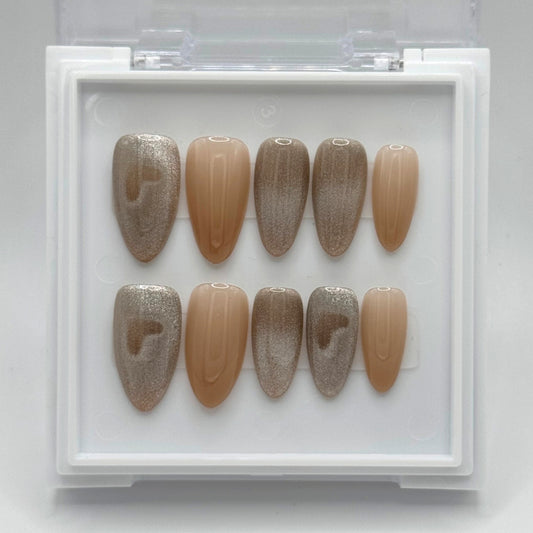 Cosmic Heartbeat - Glittery Cat-Eye Press-On Nails with Heart Design
Includes 30 piece press-on nails