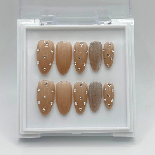 Glistening Grace - Shimmery Pearly Silver & Nude Press-On Nails with Diamonds
Includes 30 piece press-on nails