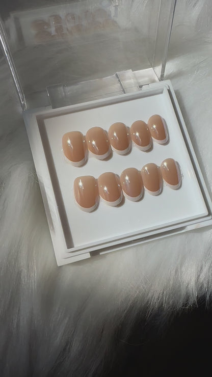 Luminous French - Pearly Nude Press-On Nails with Thin White French Tips
Includes 30 piece press-on nails