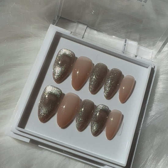 Cosmic Heartbeat - Glittery Cat-Eye Press-On Nails with Heart Design
Includes 30 piece press-on nails