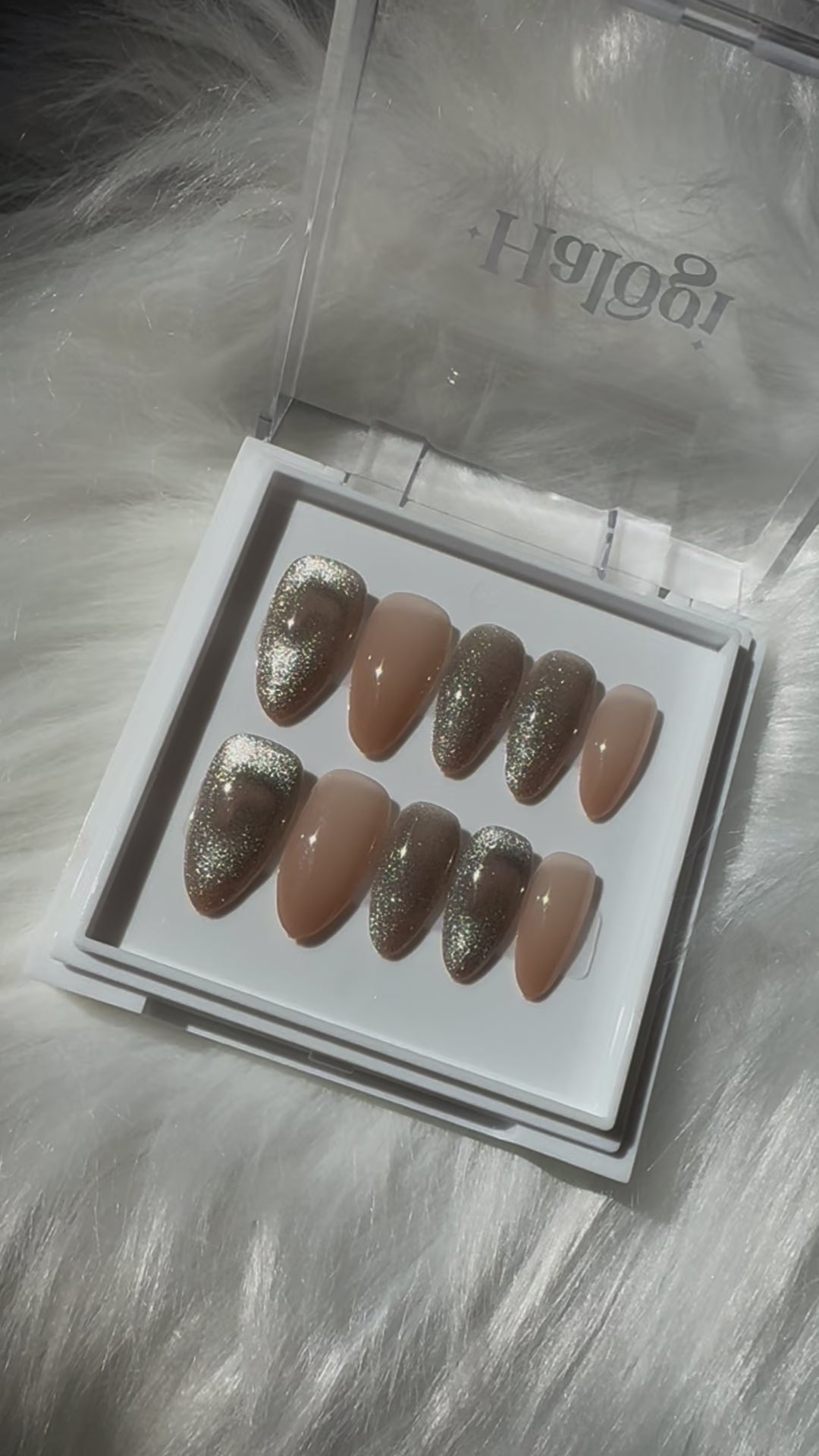 Cosmic Heartbeat - Glittery Cat-Eye Press-On Nails with Heart Design
Includes 30 piece press-on nails