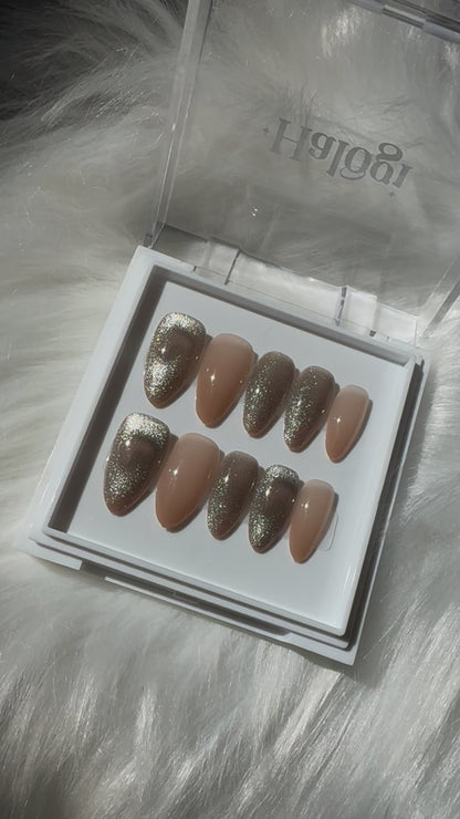Cosmic Heartbeat - Glittery Cat-Eye Press-On Nails with Heart Design
Includes 30 piece press-on nails